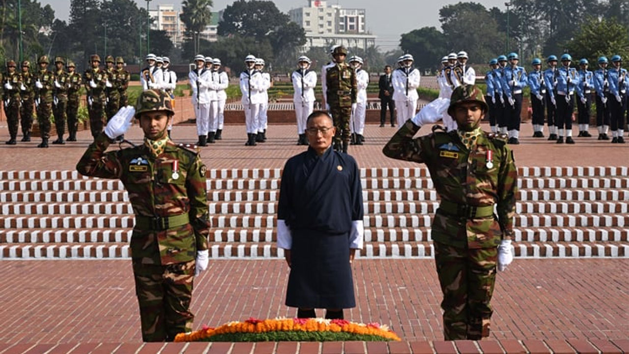 জাতীয় স্মৃতিসৌধে শ্রদ্ধা নিবেদন করলেন ভুটানের প্রধানমন্ত্রী
